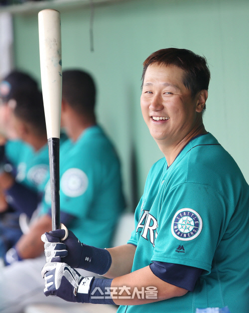 \'활짝 웃는\' 이대호...\'걱정마세요. 내일은 홈런!\'