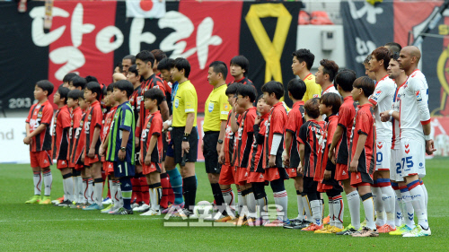 [SS포토] 세월호 2주기, 상암월드컵 경기장에 내걸린 노랑 리본...