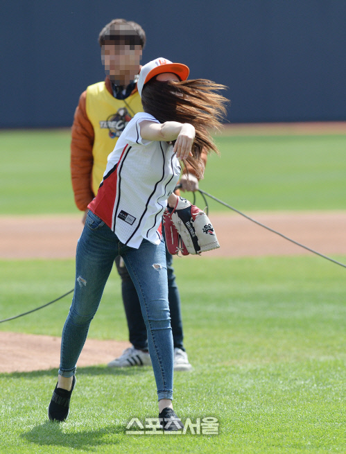 [SS포토] \'프로듀스 101\' 윤채경, 휘날리는 머리카락에 그만...?