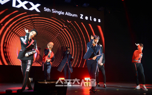 [SS포토]\'Zelos\' 를 발표한 빅스, \'무대가 좁아요~\'