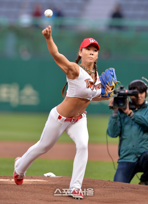 몸짱 시구 김정화, 군살없는 복근 [SS포토]