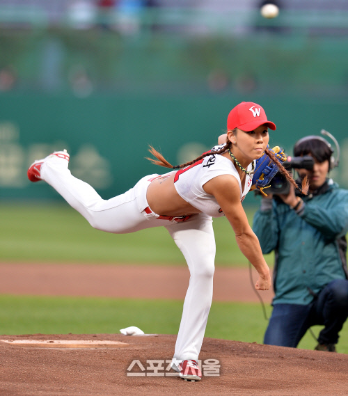 몸짱 시구 김정화 \'위 볼은 내볼이 아닌겨\' [SS포토]