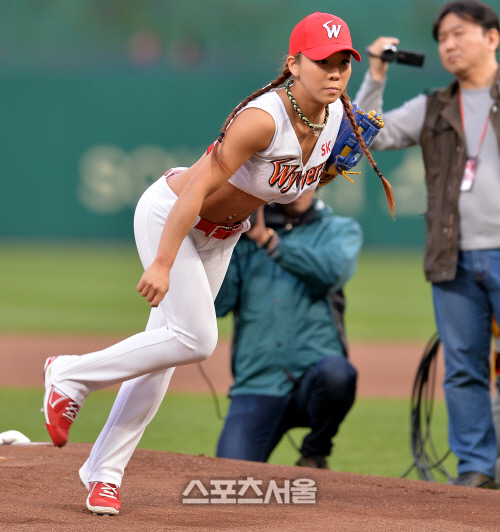 몸짱 시구 김정화 \'잘 들어갔지?\' [SS포토]