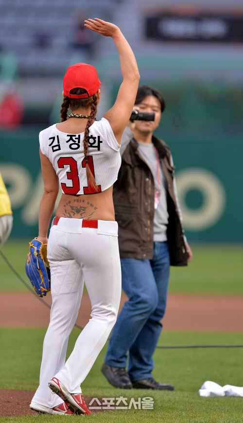 완벽 시구 마치고 퇴장하는  김정화 \'뒷모습도