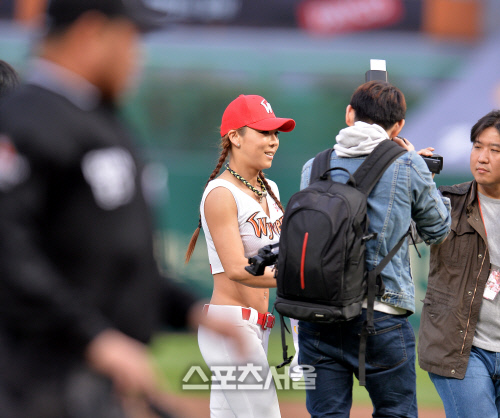 완벽 시구 마치고 퇴장하는 피트니스 한국대표 김정화 [SS포토]