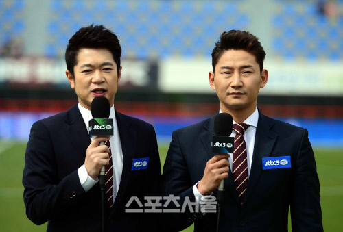 [SS포토]친정팀 경기의 해설을 맡은 이천수, "폼나죠 ~"