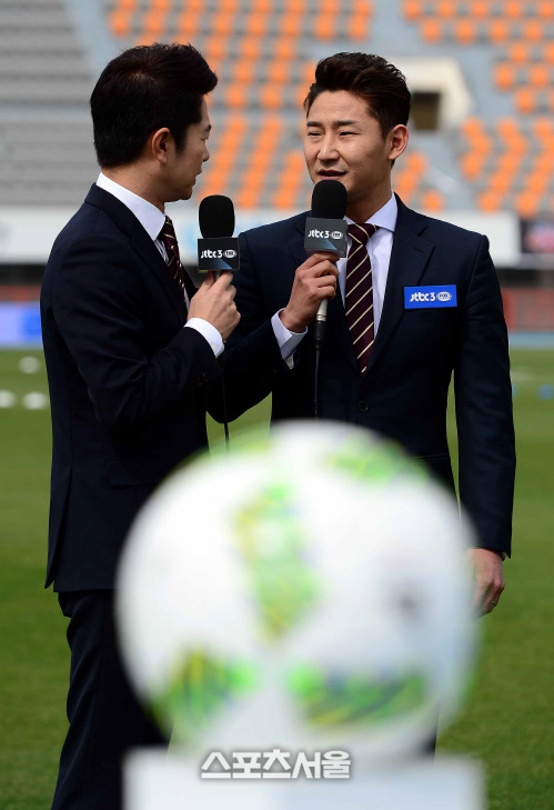 [SS포토]친정팀 경기의 해설을 맡은 이천수, "공은 둥글죠, 결과는 ~"