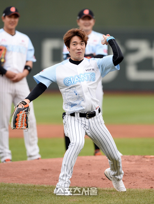 [SS포토]10주년 맞은 롯데 응원단장 조지훈의 시구