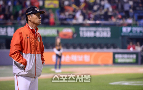 [SS포토]승리에도 불구하고 허공에 시선을 두는 김성근 감독, \'이제 시작이야~\'
