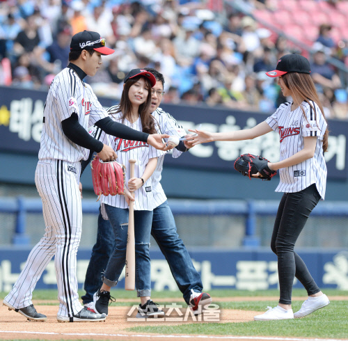 [SS포토] LG 이천웅, 미모의 여성팬들과 함께!