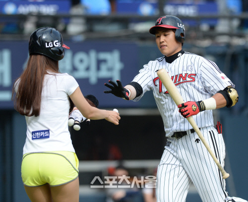 [SS포토] LG 채은성, 배트걸 선물을 덥썩!