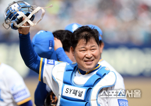 [SS포토]관중들에게 인사하는 삼성 레전드팀의 이만수 감독