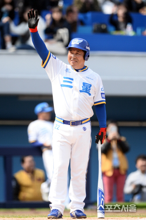 [SS포토]이름 연호하는 팬들을 향해 인사하는 이만수