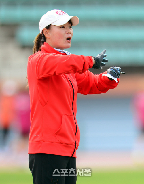 [SS포토] 여자축구계의 '김태희'... 한양여대 기은경 감독