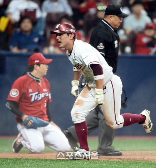 [SS포토]양현종 무릎 꿇린 서건창의 홈 쇄도