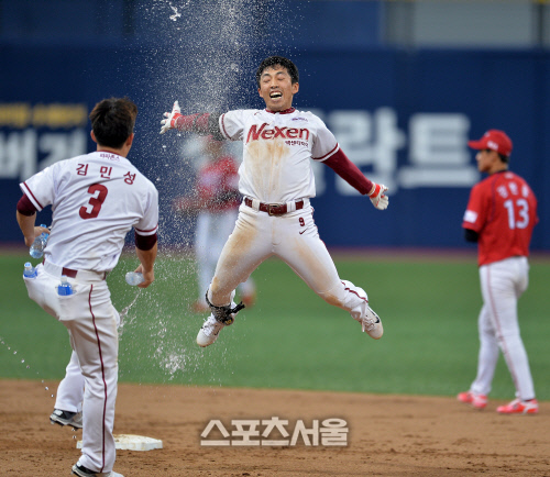 박정음, 끝내기 안타치고 날아올랐어요[SS포토]