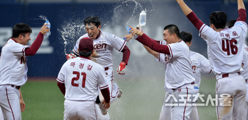 끝내기안타 박정음, 세상을 다 가진듯[SS포토]