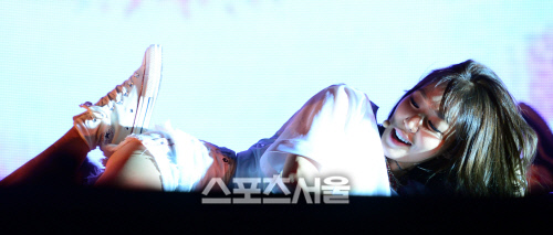 [SS포토] 티파니, 무대 바닥에 엎드려