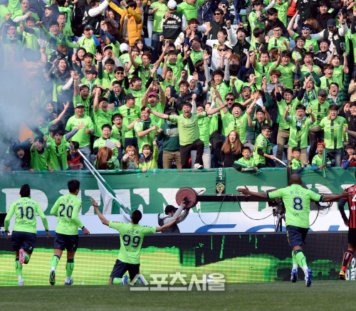 [SS포토] 전북 김신욱, 전주성 홈팬들 열광시키는 개막골!