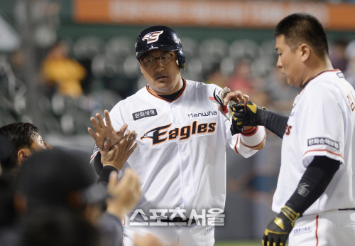 [SS포토] 한화 조인성, 필요할 때 터졌다! NC전 5회 역전 적시타!