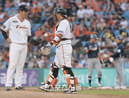 [SS포토] 장민재 다독이는 조인성, 나만 믿고 던지라구...