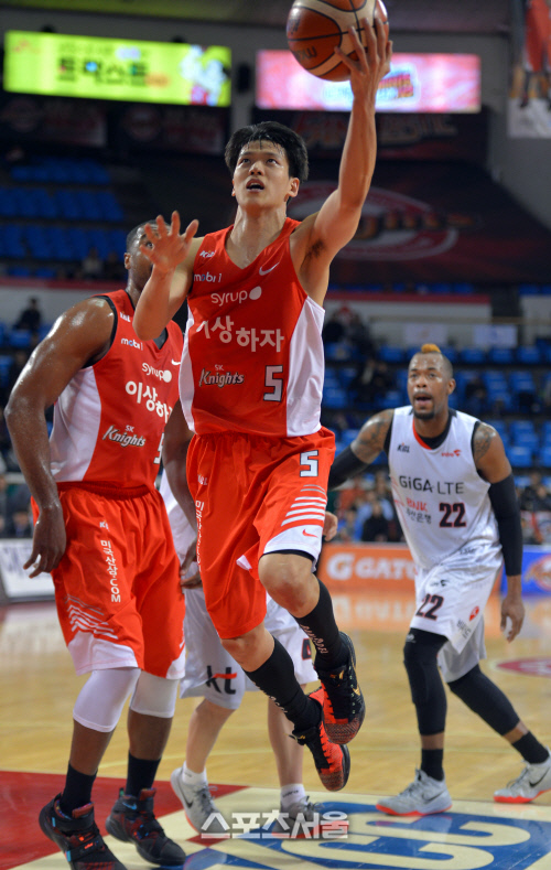 수비따돌린 김선형, 마무리는 레이업슛[SS포토]