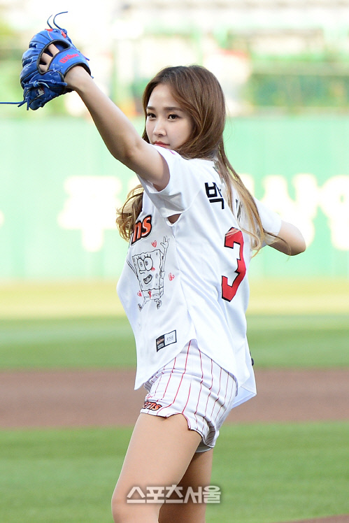 [SS포토]스피카 박나래 시구, 비장한 눈빛으로!