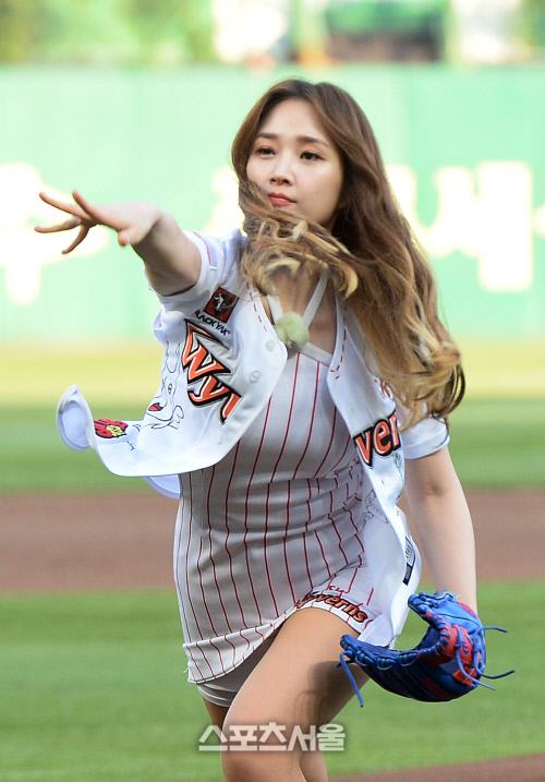 [SS포토]1일 치어리더 된 스피카 박나래, 내친김에 시구까지!