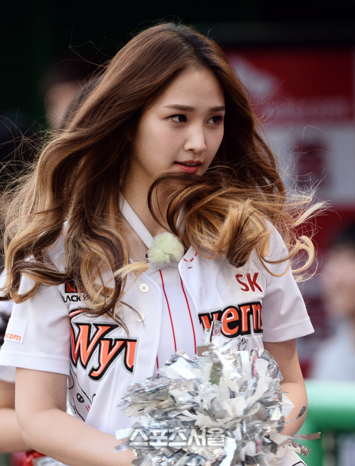 [SS포토]1일 치어리더 스피카 박나래, 머리카락 휘달리며!
