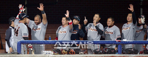 [SS포토]7호초에 홈런터트리는 조인성, "동료들이 너무 좋아하네요"