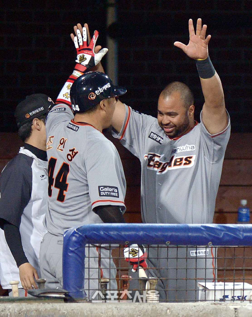 [SS포토]7호초에 홈런터트리는 조인성, "로사리오가 너무 좋아하네요"