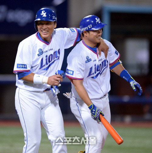 [SS포토]조인성의 실책으로 승부를 가르는 이승엽의 득점, "내가 최종책이야~"
