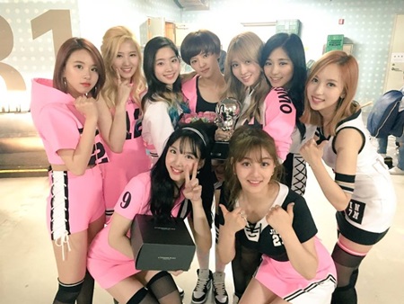 [SS톡] 트와이스, 티파니·제시카·AOA 공습에도 끄떡없는 ‘슈퍼 루키’