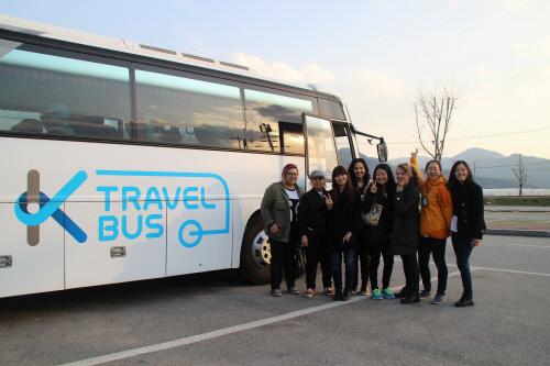 K트래블버스 앞에서 외국인 관광객 (1)