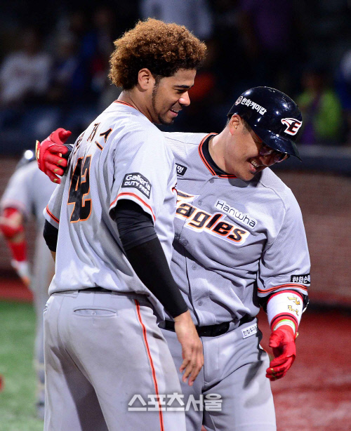 [SS포토]로저스, "우리는 찰떡궁합, 조인성의 홈런을 환영합니다"