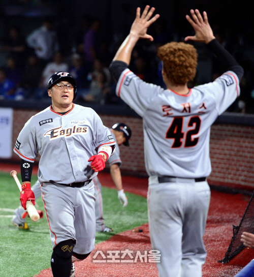[SS포토]조인성의 홈런을 환영하는 로저스, "우리는 찰떡궁합!"