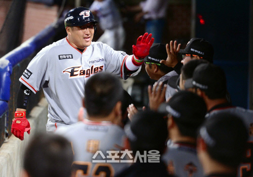 [SS포토]조인성 홈런, "홈런치니까 모두 좋아하네~"