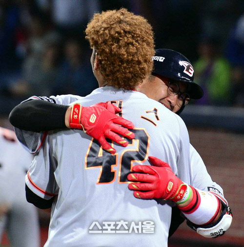 [SS포토]로저스의 격한 포옹을 받는 조인성, "기특한 녀석~"