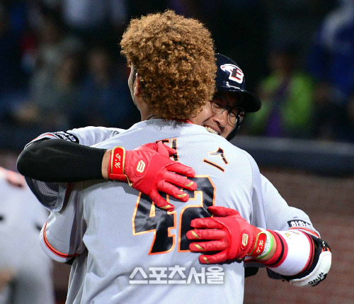 [SS포토]로저스의 격한 포옹을 받는 조인성, "많이 기뻤구나~"