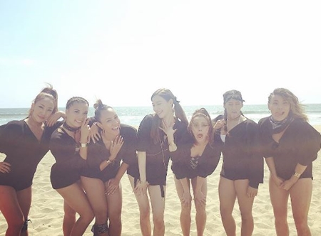 [★SNS] 티파니, 뮤비 댄서들과 단체샷 '해변의 여신'