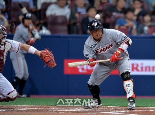 포수앞 번트에 당황한 조인성, 아~~[SS포토]