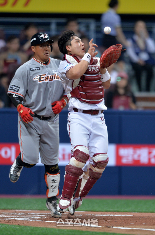 2회초 포수앞 번트에 당황한 조인성[SS포토]