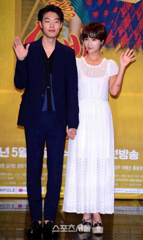 [SS포토]'운빨로맨스' 류준열-황정음, "잘 어울리죠~"