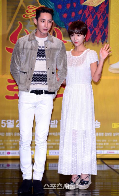 [SS포토]'운빨로맨스' 이수혁-황정음, "화이트로 맞췄어요~"