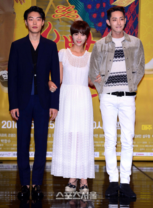 [SS포토]황정음, "류준열과 이수혁이 제 파트너랍니다"