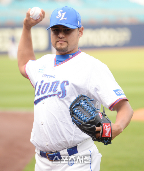 [SS포토] 삼성의 새 외국인 투수 레온, 우완 정통파!