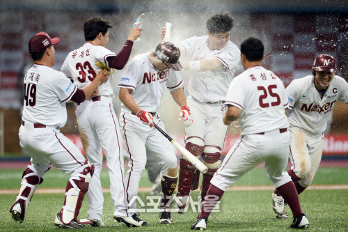 [SS포토]끝내기 폭투 이끌어내며 승리한 넥센