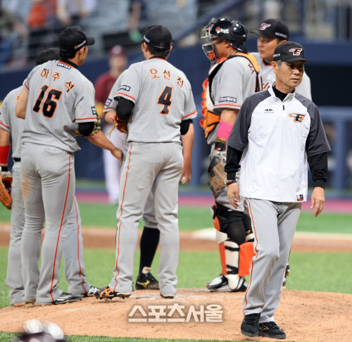 [SS포토] 김성근 감독 \'위기를 넘겨야 해\'