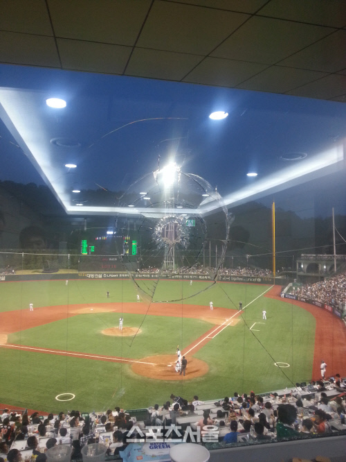 울산 야구장 유리창