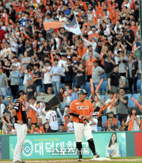 [SS포토] 개인 통산 800타점 기록세운 조인성, 환호하는 대전 홈팬들